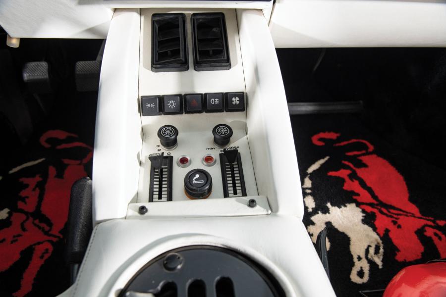 Детали интерьера Lamborghini Countach LP500 S 1984 года  (фото 16 из 34)